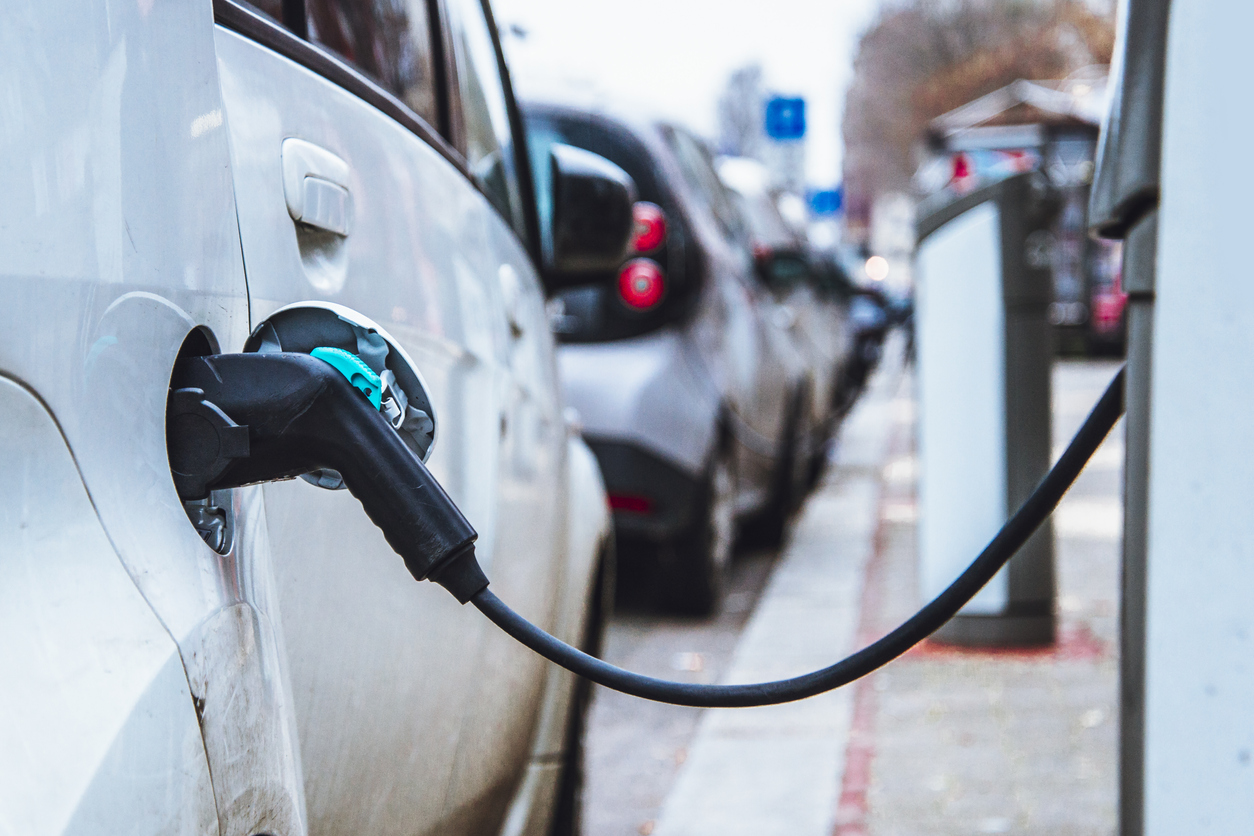 Avec sa vignette crit'air verte, la voiture électrique peut circuler dans toutes les zones restreintes