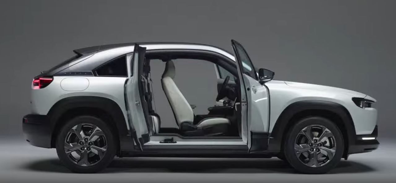Ouverture des portes de la Mazda MX-30