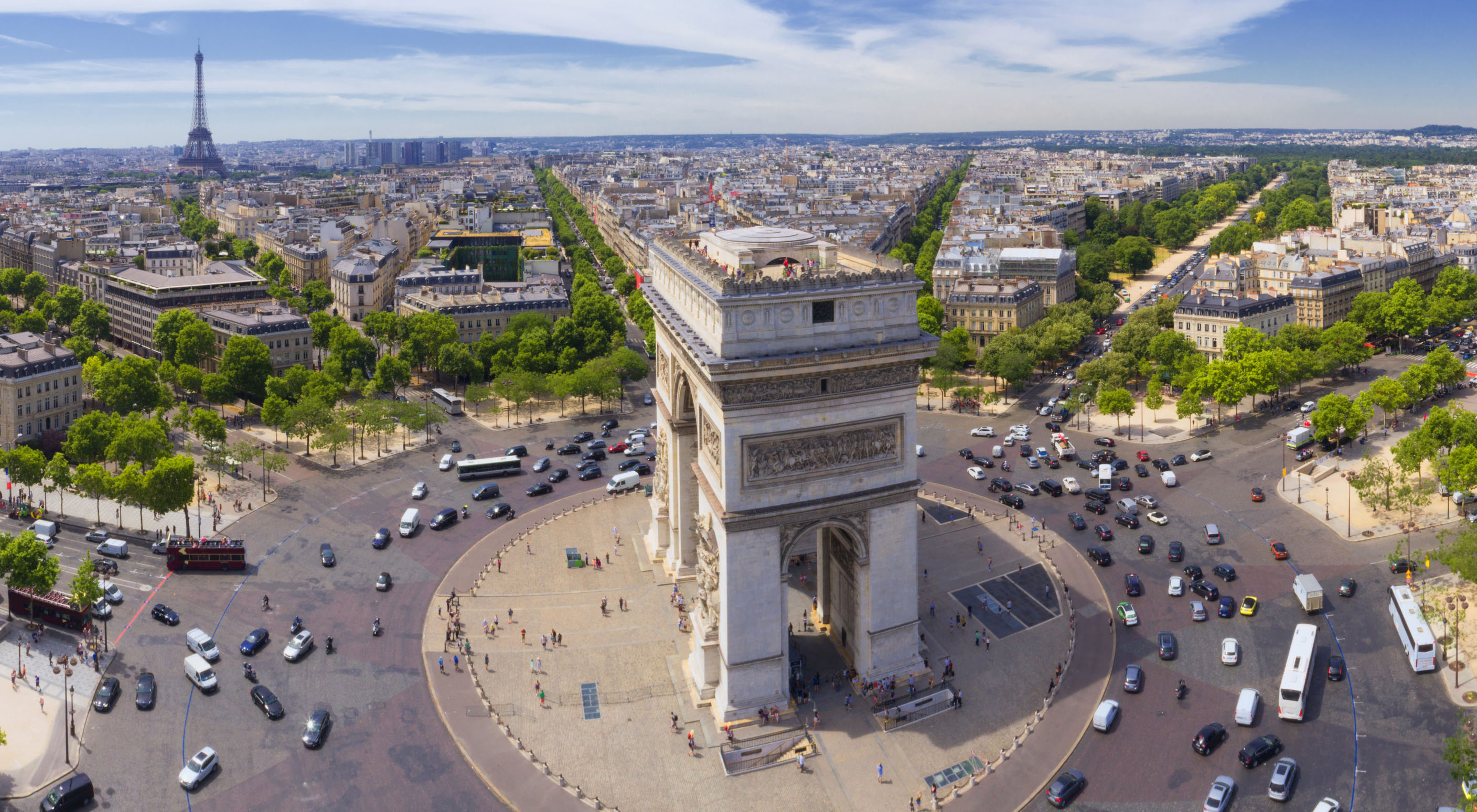Rond-point de l'Etoile Champs Elysées à Paris - Istock
