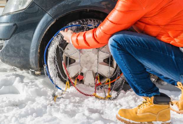 Mettre des chaines sur les pneus de sa voiture en cas de neige