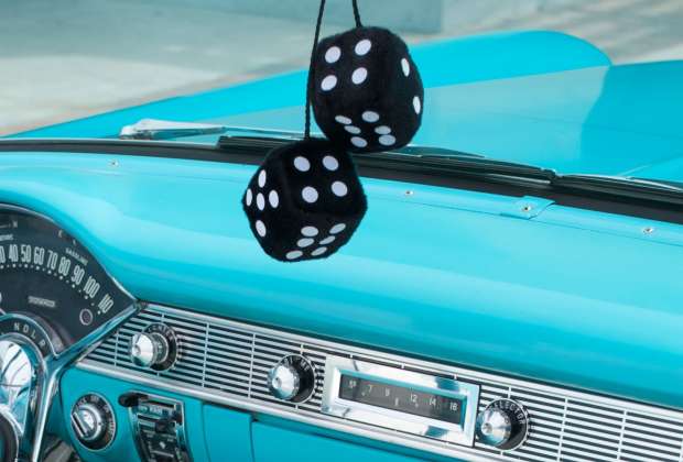 Accessoire de voiture : les dés en peluche