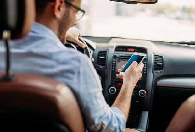 Conduire en regardant son smartphone
