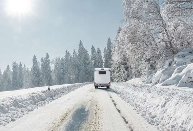 la France impose à tous les automobilistes circulant dans une zone montagneuse d’avoir des chaînes ou des pneus spéciaux